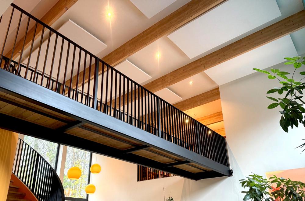 Akoestische plafondpanelen hoog plafond woning