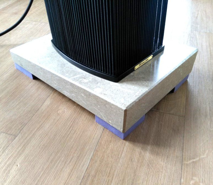 Luidspreker geplaatst op trillingsisolatie Regufoam D220