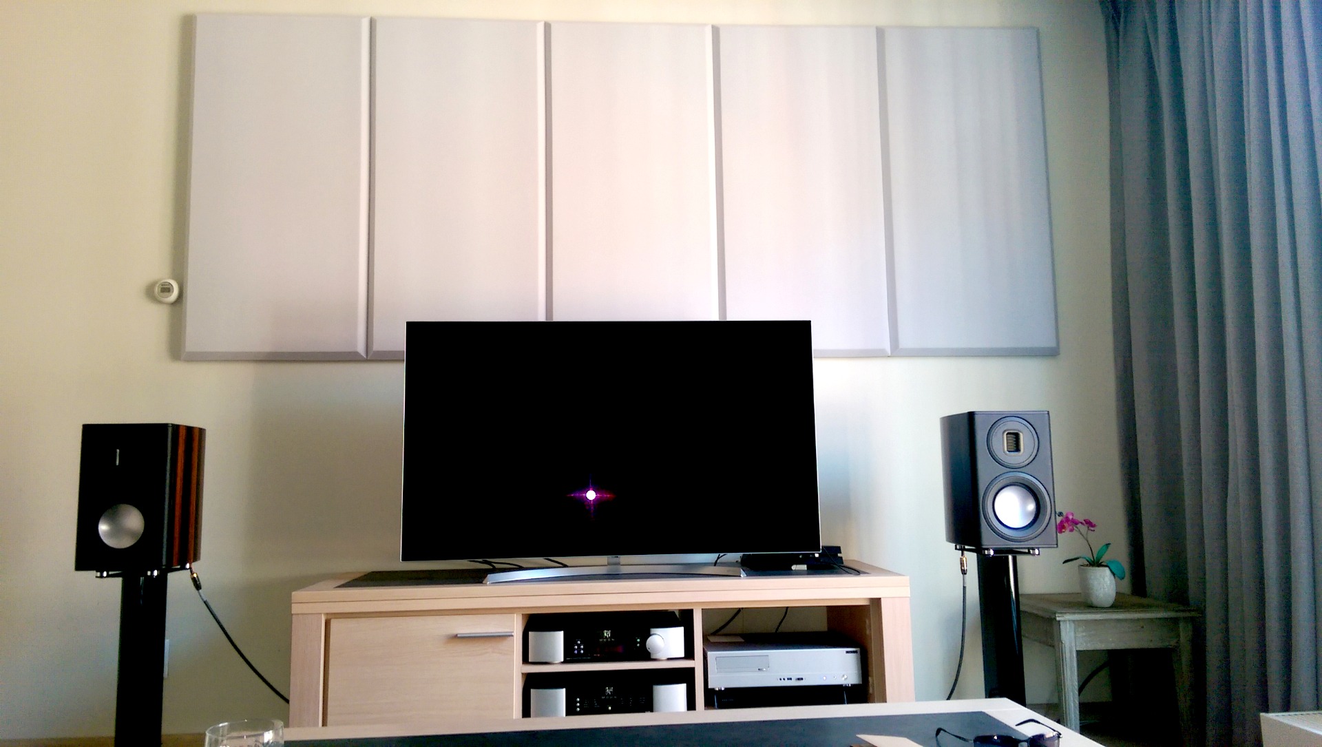 Flamex Facet in de woonkamer/hifi luisterkamer